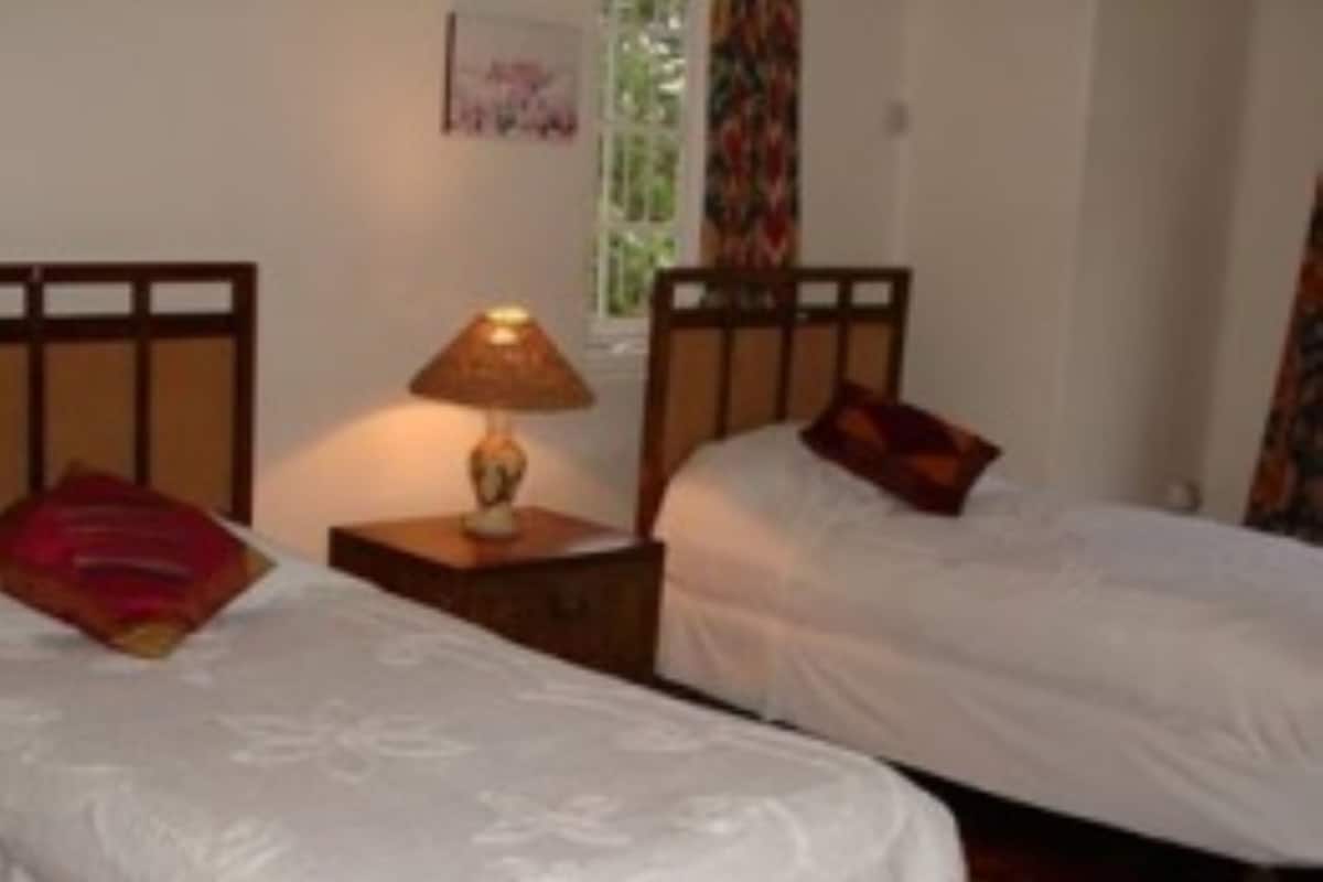 Casa de campo | Escritorio, tabla de planchar con plancha, wifi gratis y ropa de cama