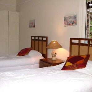 Cottage | Desk, iron/ironing board, free WiFi, bed sheets
