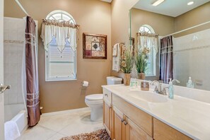 Casa (833 Monticello Ct) | Baño | Amenidades de baño gratuitas 
