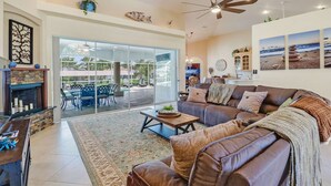 House (833 Monticello Ct) | Living room | TV - 833 Monticello Ct (Cape Coral)