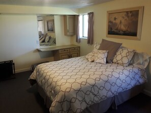 3 soverom, skrivebord, strykejern/-brett og reiseseng for barn