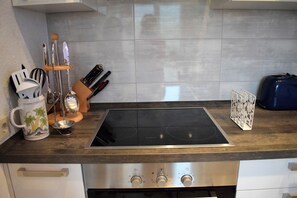 Een koelkast, een microgolfoven, een oven, een kookplaat