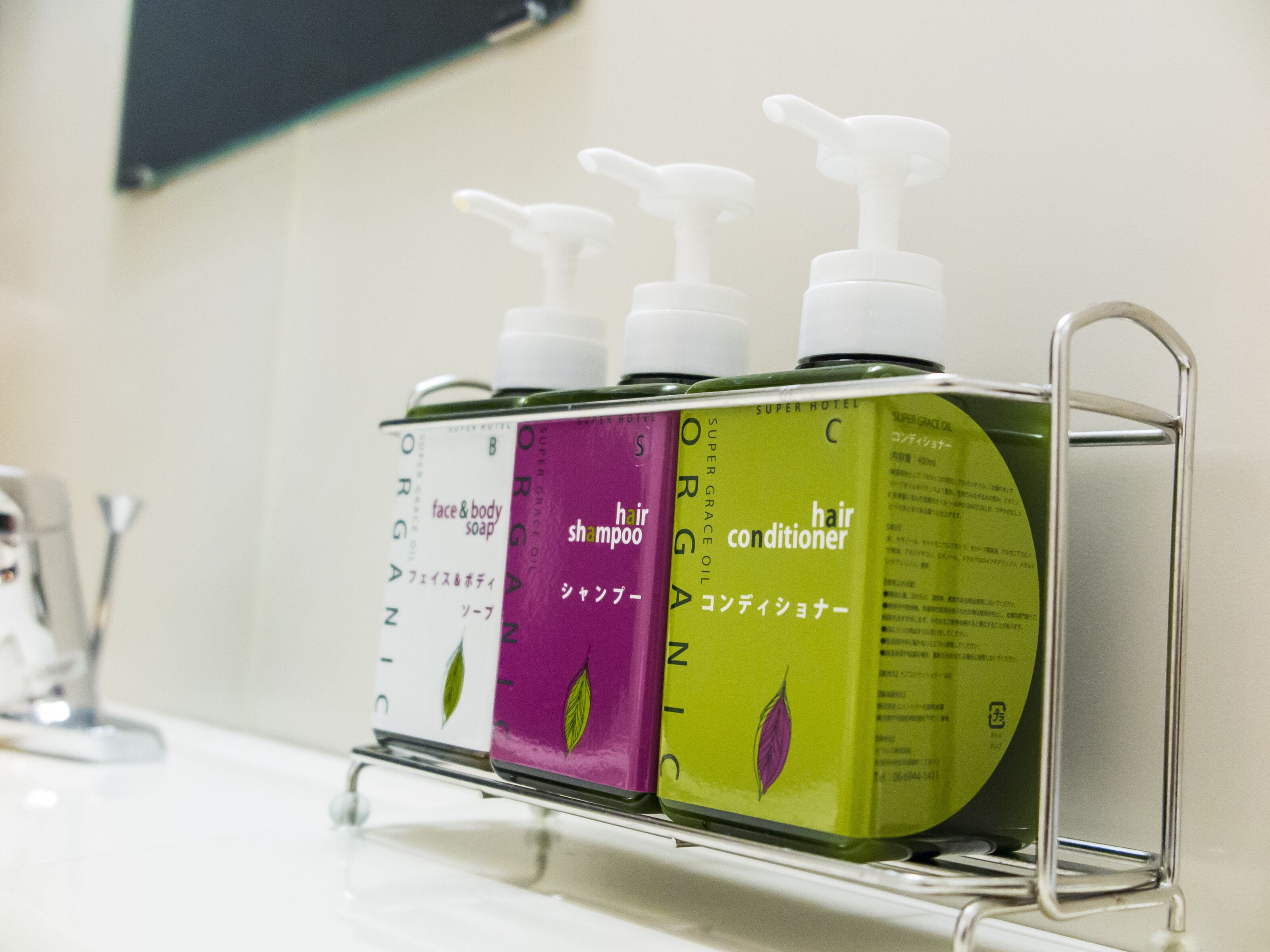 combined shower/bathtub, free toiletries, hair dryer, slippers