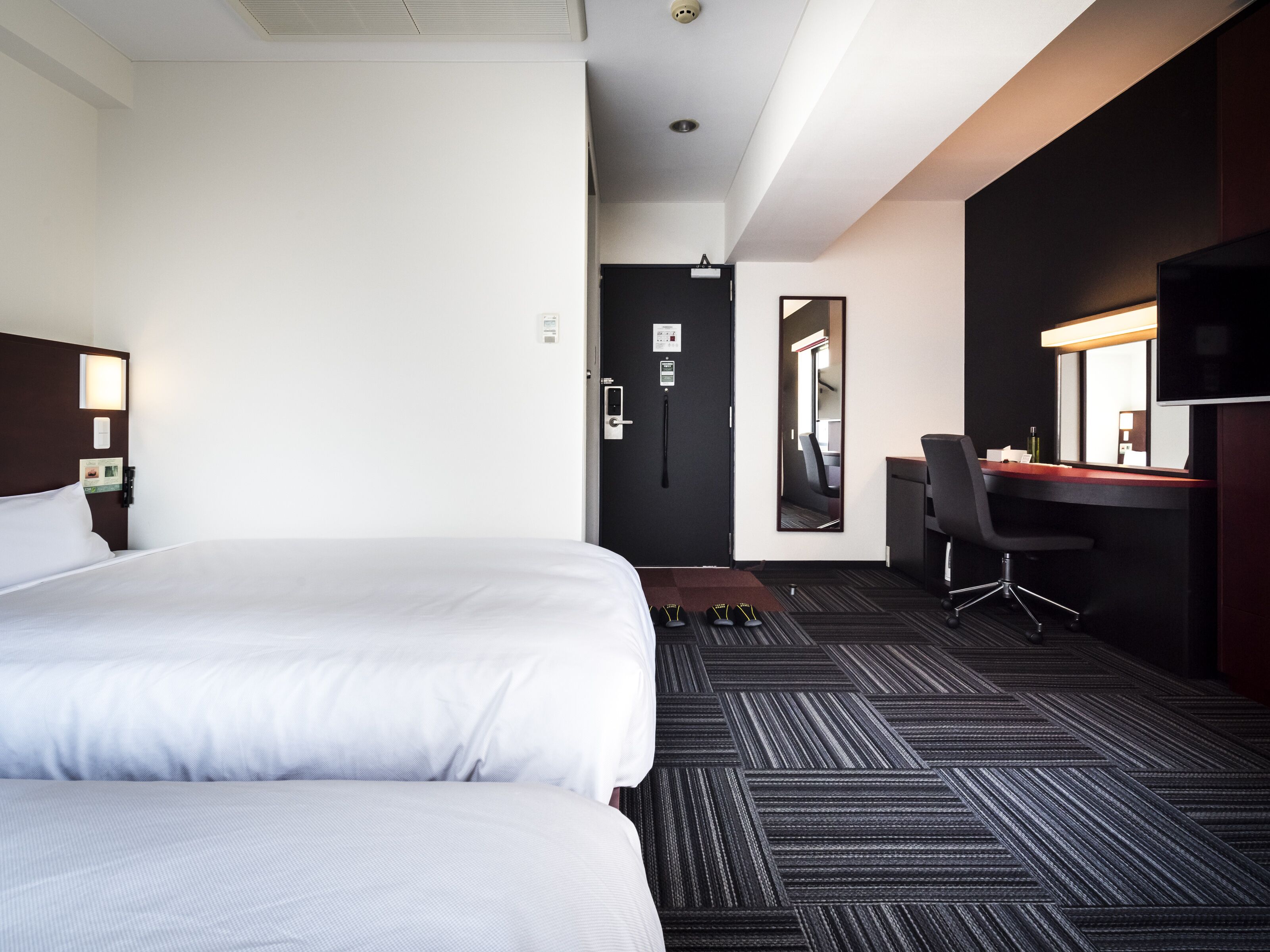 1 bedroom, down duvets, desk, laptop workspace