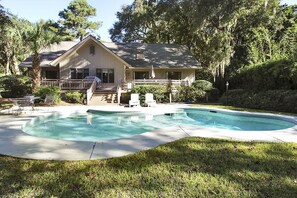A heated pool - Sunset Rentals | Jessamine Place 2 | Dog Friendly (Hilton Head Island)