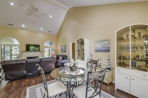 Dining - Sunset Rentals | Jessamine Place 2 | Dog Friendly (Hilton Head Island)