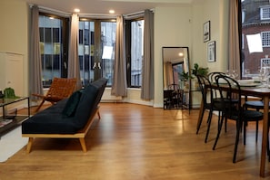 Căn hộ dành cho gia đình, 2 phòng ngủ | Khu phòng khách | TV màn hình phẳng