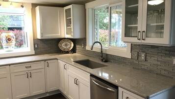 Coffee/tea maker, fridge, microwave, oven
