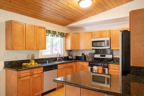 Fridge, microwave, oven, stovetop - Tranquil private home 5 minutes to Hawai'i Volcanoes National Park (Volcano)