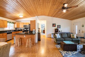 Smart TV, fireplace, DVD player, video library - Tranquil private home 5 minutes to Hawai'i Volcanoes National Park (Volcano)