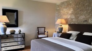 Luxe suite | Een bureau, geluiddichte muren, babybedden, gratis wifi