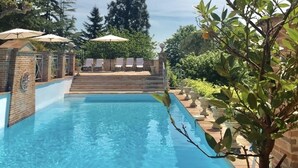 Seasonal outdoor pool, pool umbrellas, sun loungers - Domaine de perches (Gaillac)