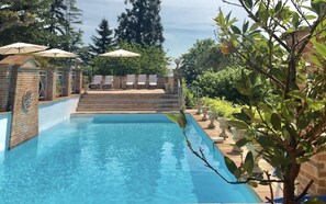 Seasonal outdoor pool, pool umbrellas, pool loungers - Domaine de perches (Gaillac)