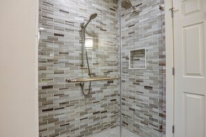 Combined shower/bathtub, hair dryer, towels - 15 Ibis St - Enjoy a sneak peek of the Atlantic Ocean with open floor plan. (Hilton Head Island)