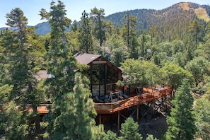 Chalet on a private half-acre lot in Moonridge