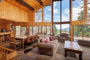 Tv, eldstad och kontor