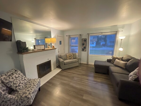 Smart-TV, DVD-spiller og bøker