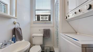 Ensemble douche/baignoire, sĂšche-cheveux, serviettes fournies, savon