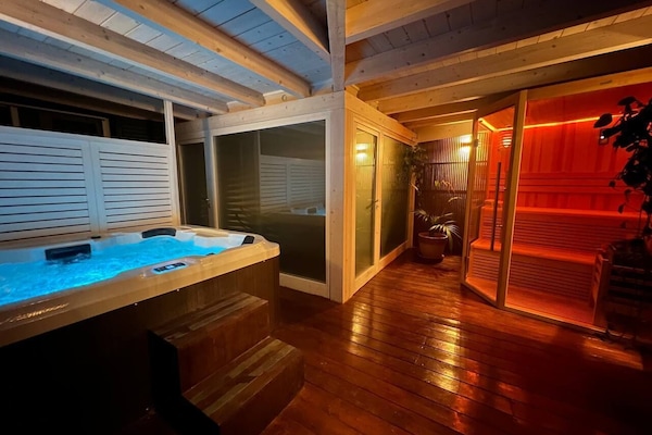 Camera con Spa | Kuştüyü yorgan, yastık yüzeyli yatak, minibar, masa