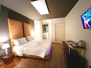 パノラミック ダブルまたはツインルーム |  羽毛の掛け布団、ピロートップベッド、ミニバー、デスク