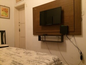 1 dormitorio, tabla de planchar con plancha, wifi y ropa de cama