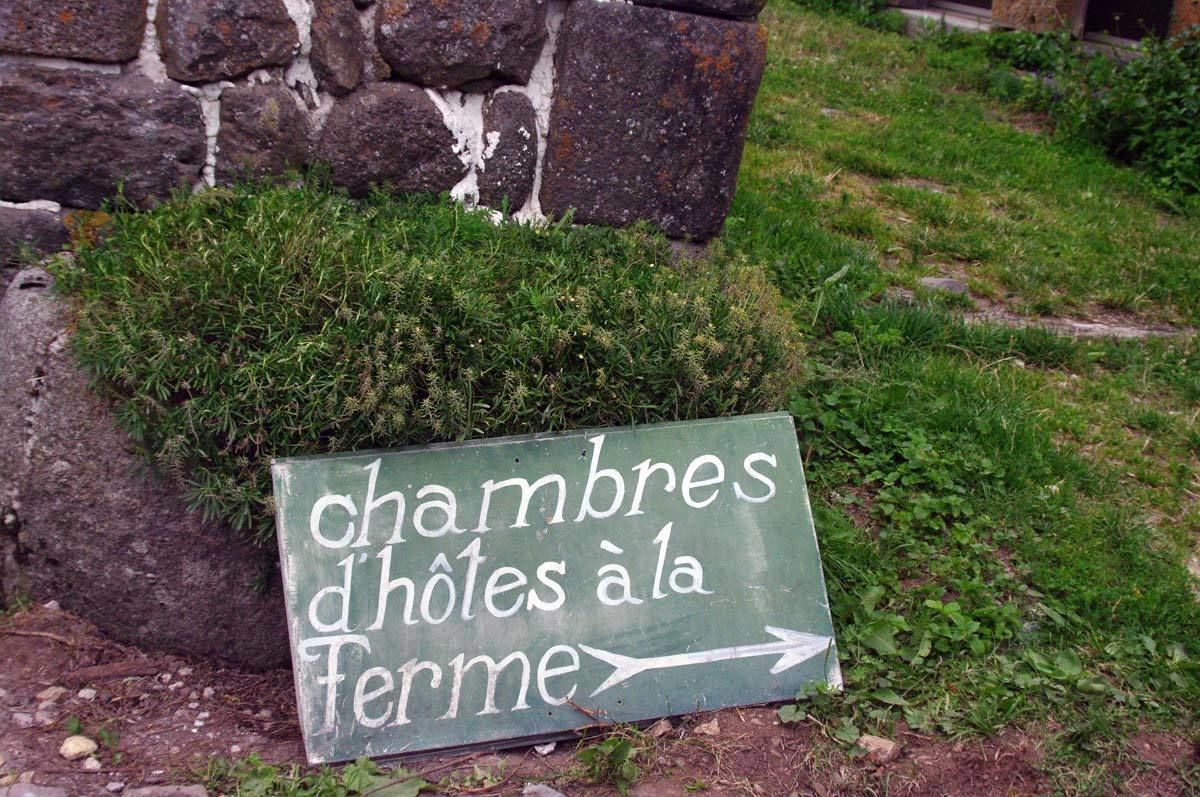 A directional sign for 'chambres d'hôtes à la Terme' pointing to the right.