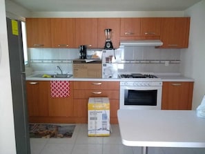 Micro-ondes, cafetiĂšre/bouilloire