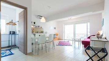 Appartement Deluxe, vue mer (1) | Coin séjour | Télévision à écran plat