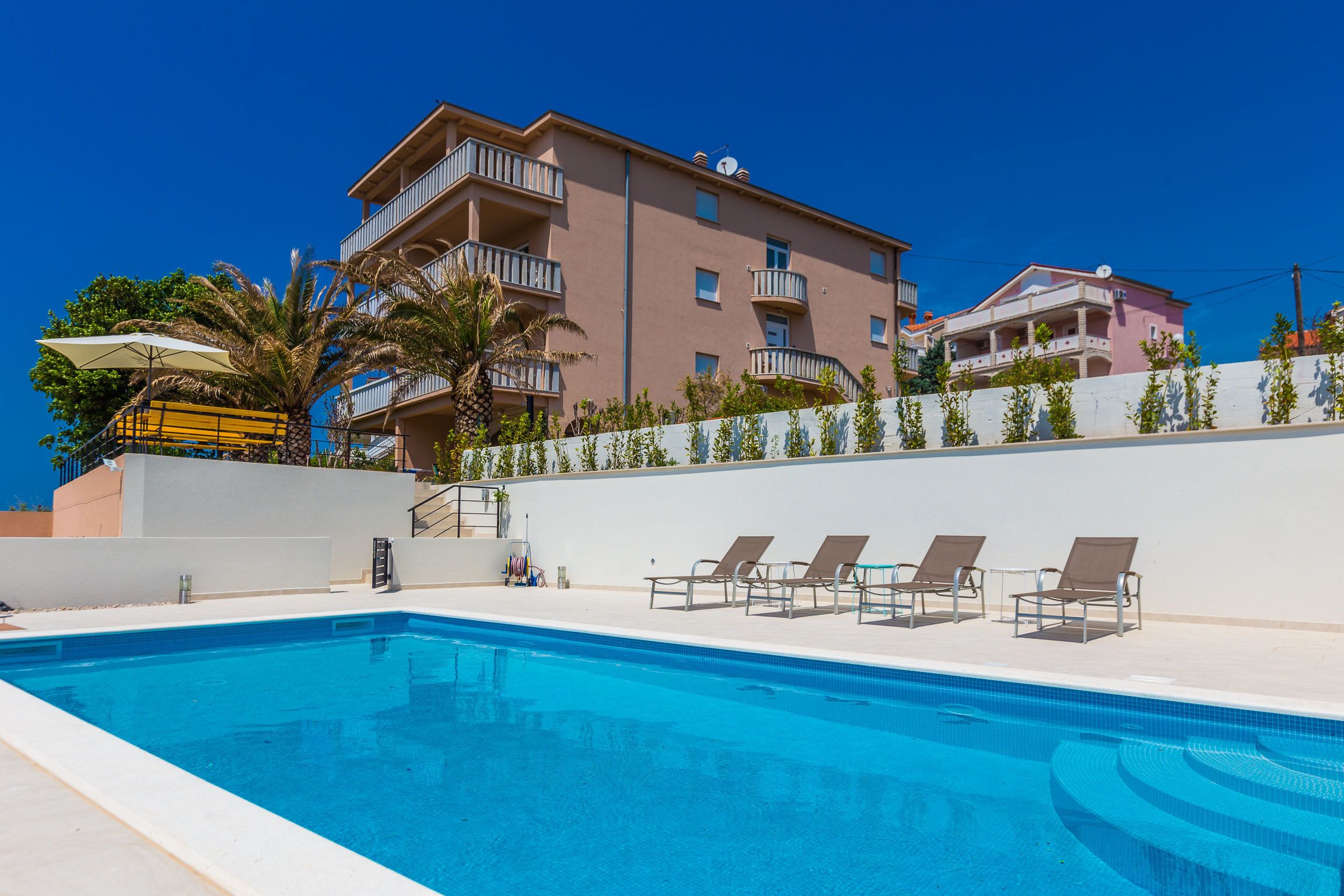 Seasonal outdoor pool, free cabanas, pool umbrellas