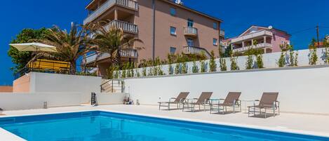 Seasonal outdoor pool, free cabanas, pool umbrellas