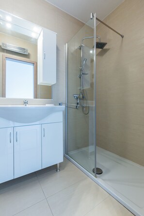 Appartement Deluxe, vue sur la mer | Salle de bain | Séchoir à cheveux, serviettes fournies, savon, papier de toilette
