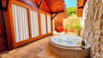 Cabana luxo, vista para o pátio | Wi-Fi de cortesia, individualmente decorados, individualmente mobiliados