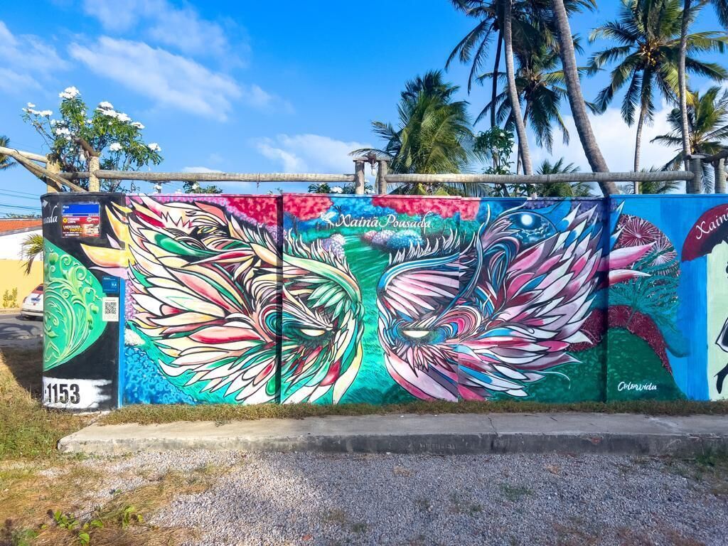 Um mural colorido com designs abstratos numa parede.