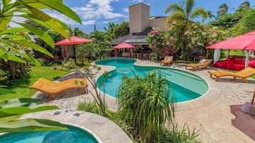 2 kolam renang outdoor, dengan kursi berjemur