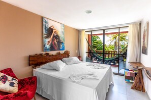 Rom – superior, 1 kingsize-seng, hageutsikt | Wi-fi (inkludert) og sengetøy