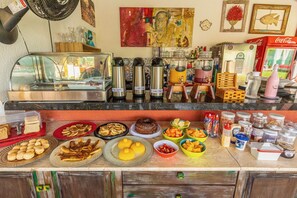 Desayuno completo gratuito y diario