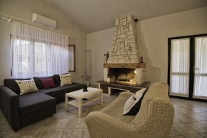 Villa | Coin séjour | Télévision à écran plat, cheminée