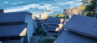  Condo.1 BR, 2 Bath ocean below!
 Come, cozy into our "NEST"
 "The Eagles Nest"