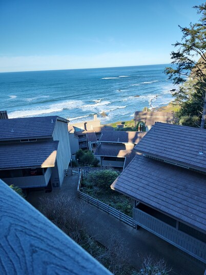  Condo.1 BR, 2 Bath ocean below!
 Come, cozy into our "NEST"
 "The Eagles Nest"