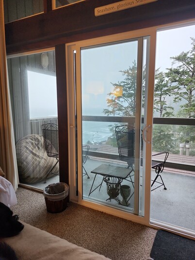  Condo.1 BR, 2 Bath ocean below!
 Come, cozy into our "NEST"
 "The Eagles Nest"