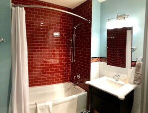 Towels, shampoo, toilet paper