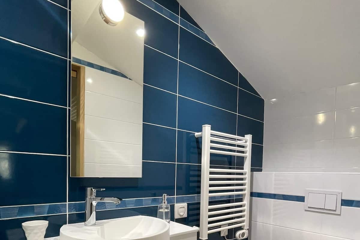 Luxury Apartment | Premium bedding, blackout curtains, soundproofing, free WiFi