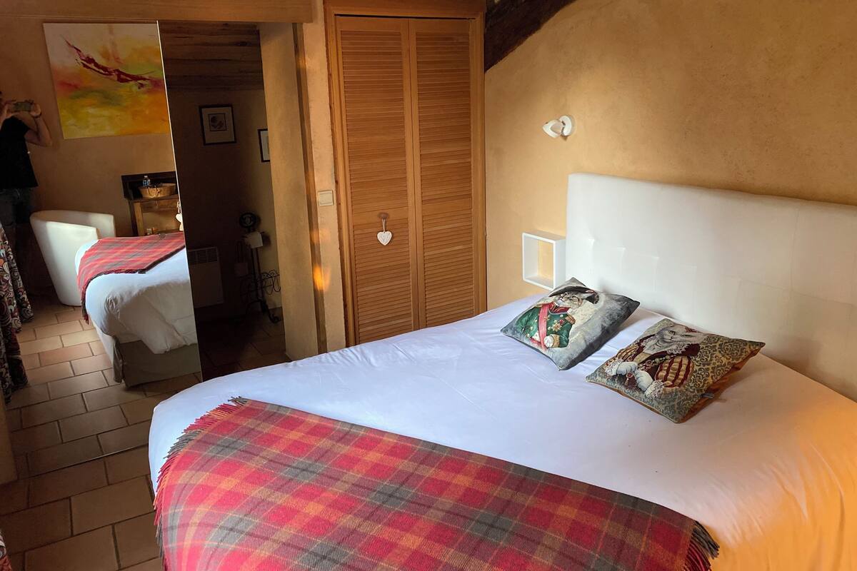 Room (Terre d’Argile) | Premium bedding, blackout drapes, soundproofing, WiFi (free)