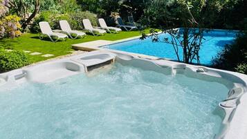 Ropa de cama de alta calidad, cortinas blackout y insonorización