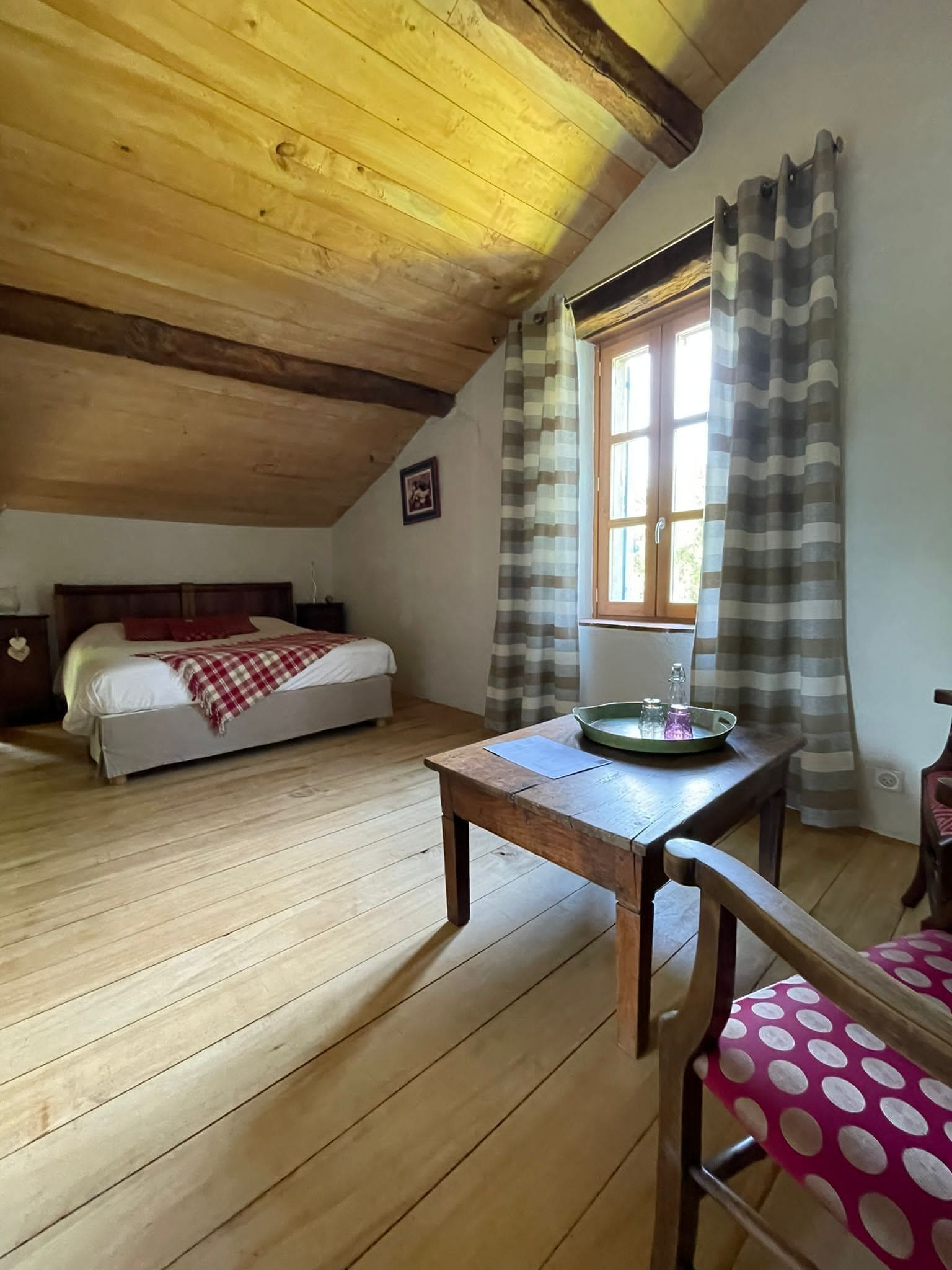 Habitación (Coeur d’Ecorce) | Ropa de cama de alta calidad, cortinas blackout y insonorización 