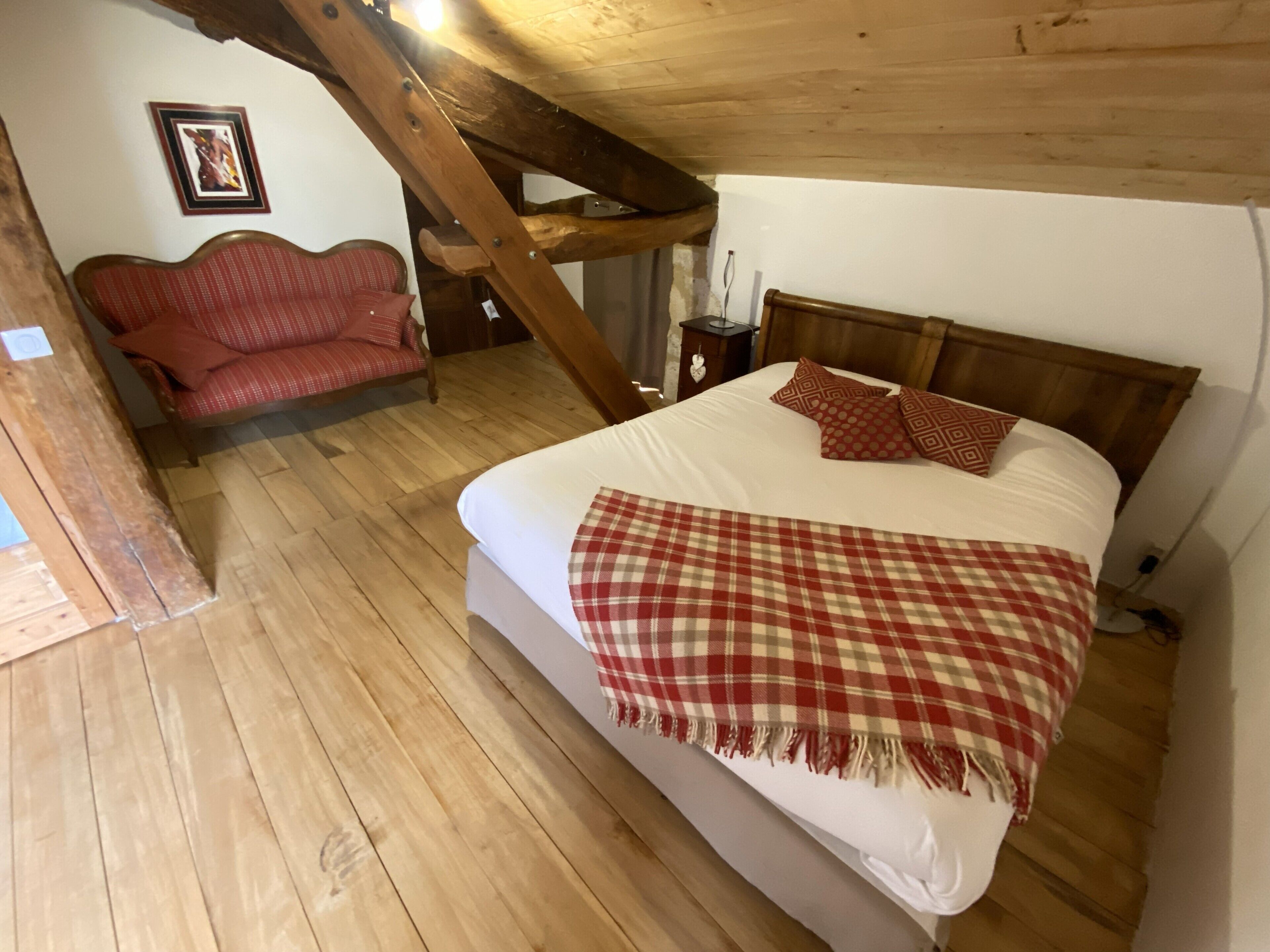 Room (Coeur d’Ecorce) | Premium bedding, blackout drapes, soundproofing, free WiFi