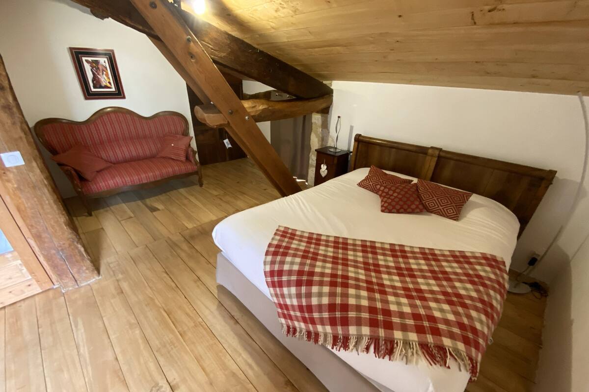 Room (Coeur d’Ecorce) | Premium bedding, blackout drapes, soundproofing, WiFi (free)