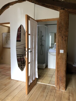 Rum (Coeur d’Ecorce) | Badrumsbekvämligheter | Dusch, regndusch, gratis toalettartiklar och hårtork