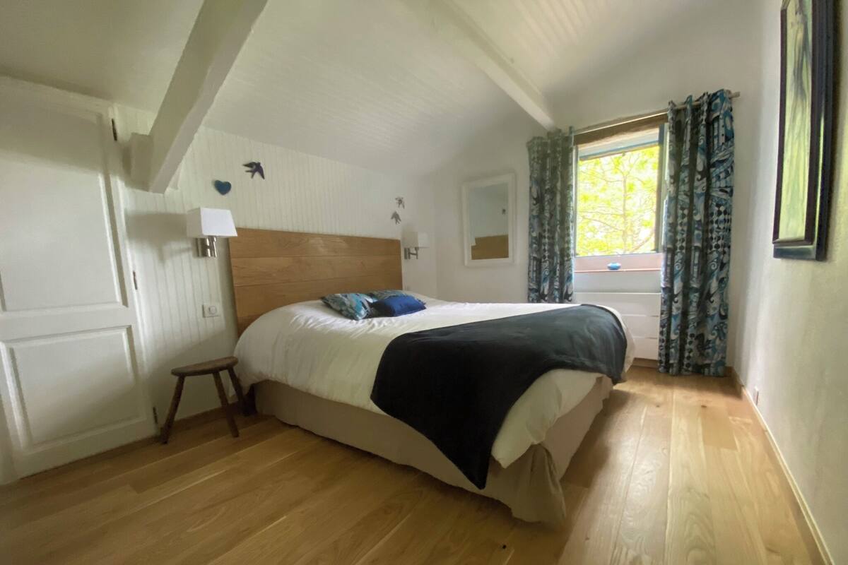 Luxury Apartment | Premium bedding, blackout drapes, soundproofing, WiFi (free)
