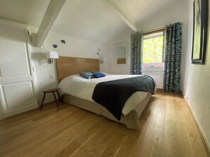 Appartement Luxe | Literie de qualité supérieure, rideaux occultants, chambres insonorisées